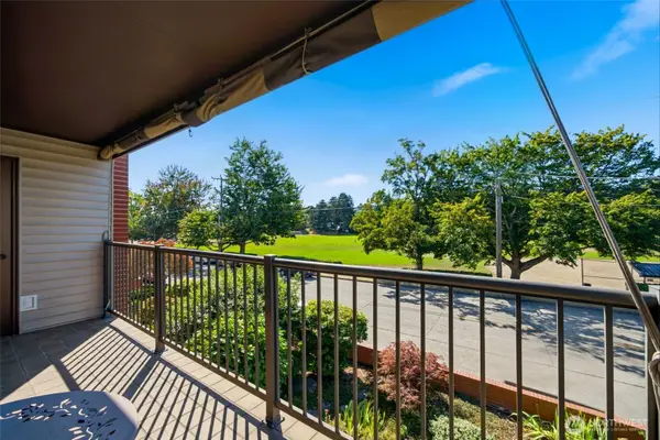 2858 32nd Avenue W #202, Seattle, WA 98199