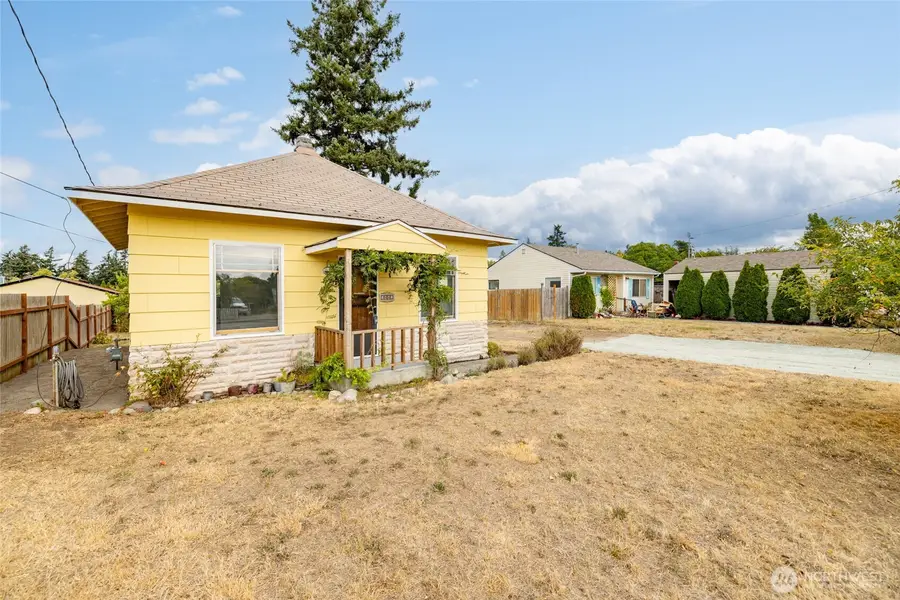 1442 E Whidbey Avenue, Oak Harbor, WA 98277 - #2