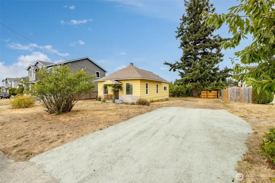 1442 E Whidbey Avenue, Oak Harbor, WA 98277 - #3
