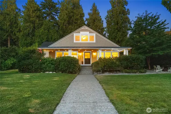 9376 Endicott Street Ne, Bainbridge Island, WA 98110