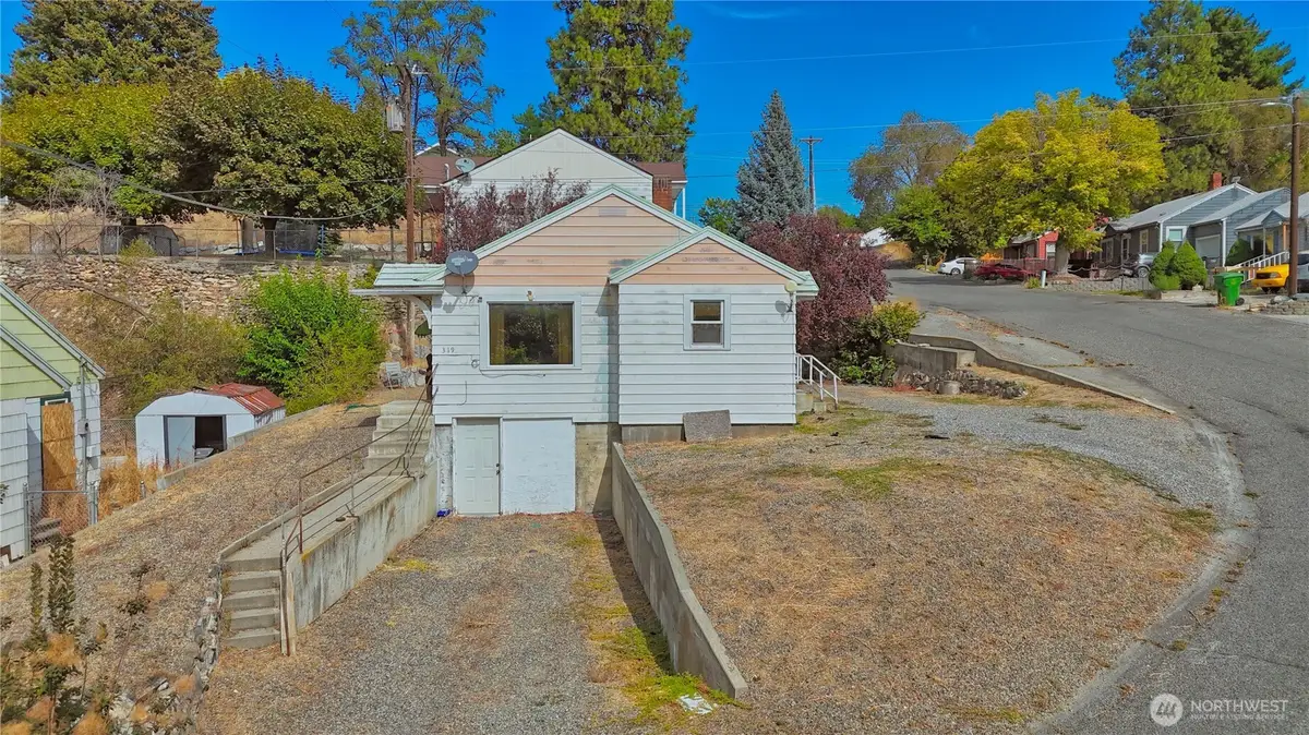 319 E Bartlett Avenue, Omak, WA 98841 - #1