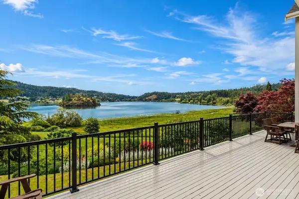 5663 S Campbell Lake Road, Anacortes, WA 98221