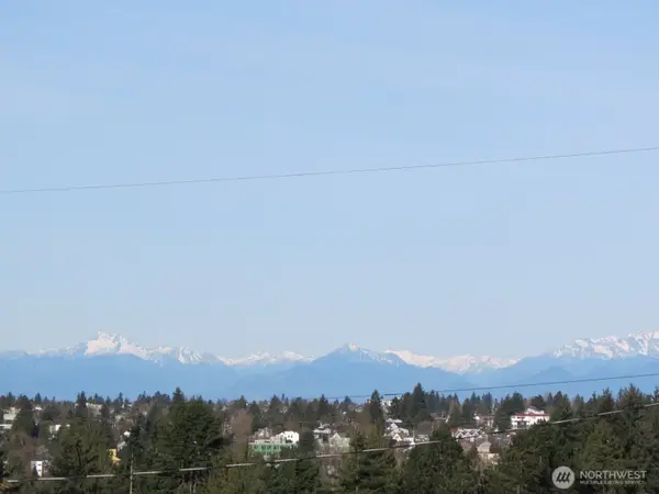8218 2nd Avenue Ne #B, Seattle, WA 98115