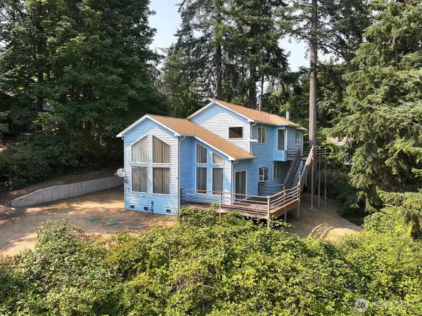 8057 Island Court, Clinton, WA 98236