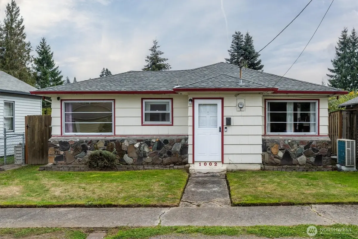 1002 N 10th Avenue, Kelso, WA 98626 - #1
