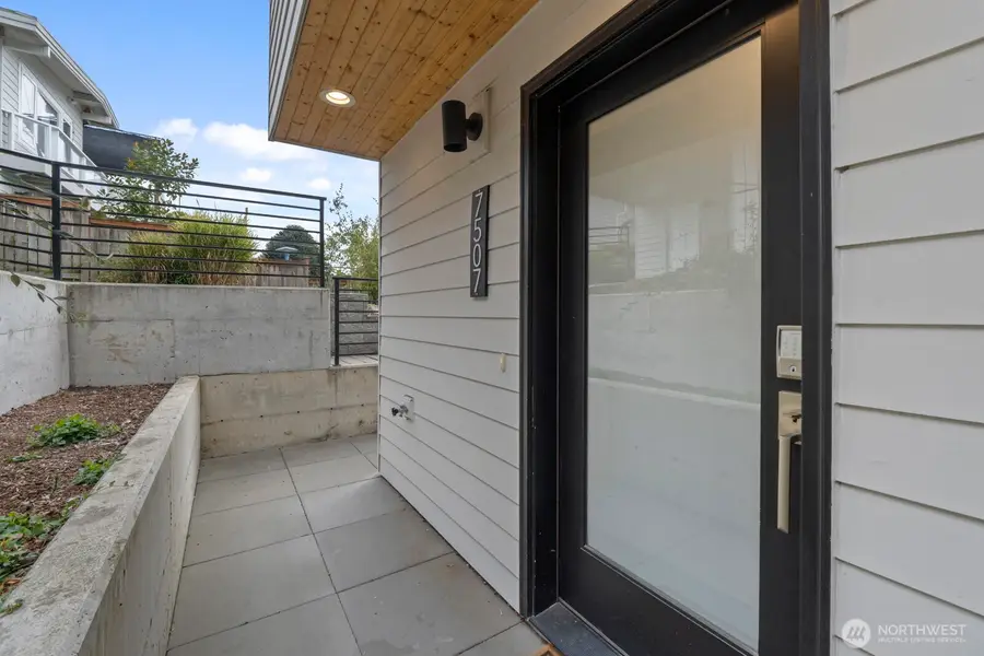 7507 Latona Avenue Ne, Seattle, WA 98115 - #2
