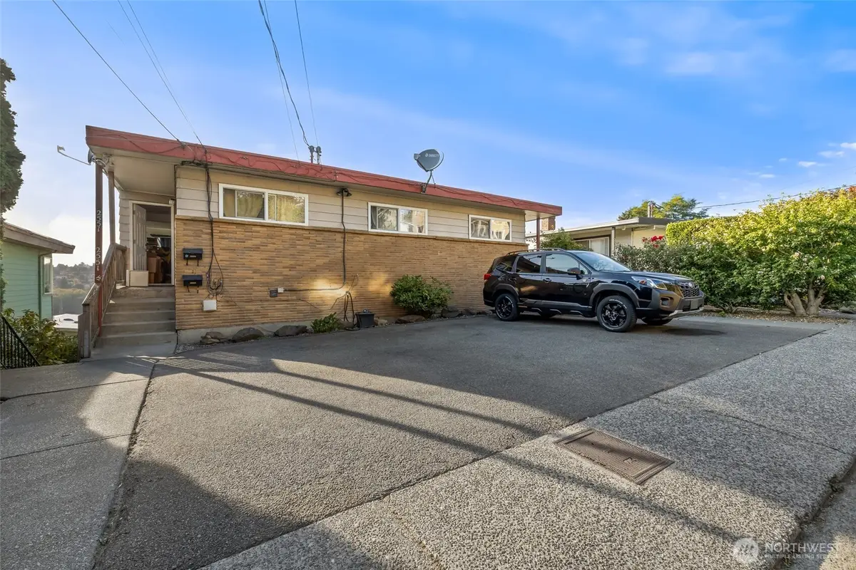 2551 13th Avenue W, Seattle, WA 98119 - #1
