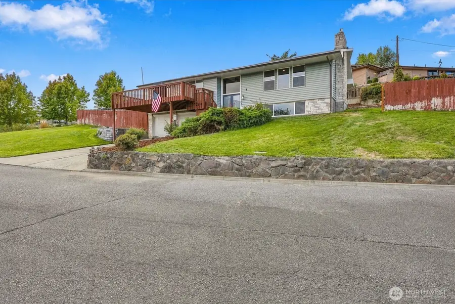 8 N 12th Street, Selah, WA 98942 - #3