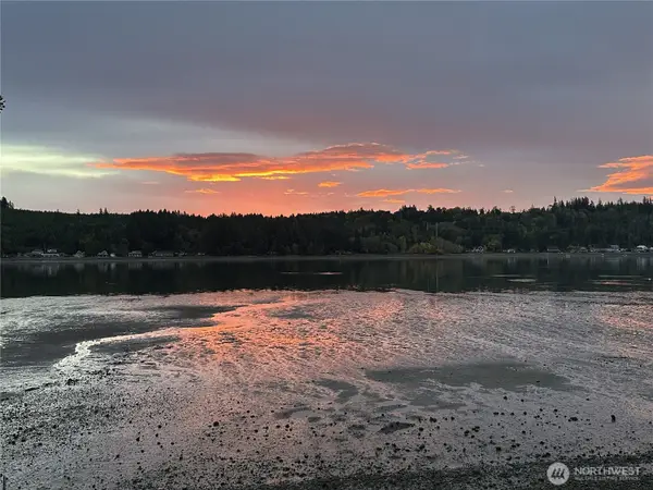 560 E North Bay Road, Allyn, WA 98524