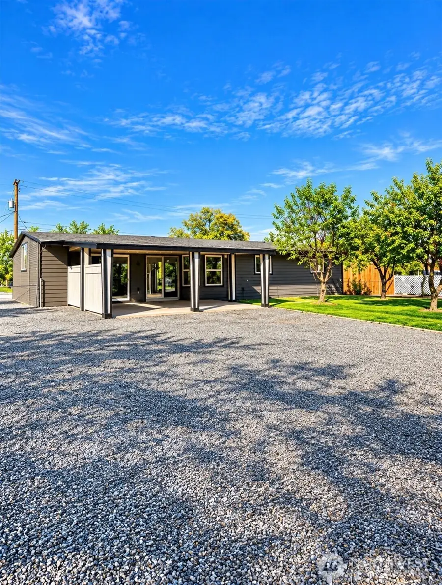221 Loring Drive, Moses Lake, WA 98837 - #2