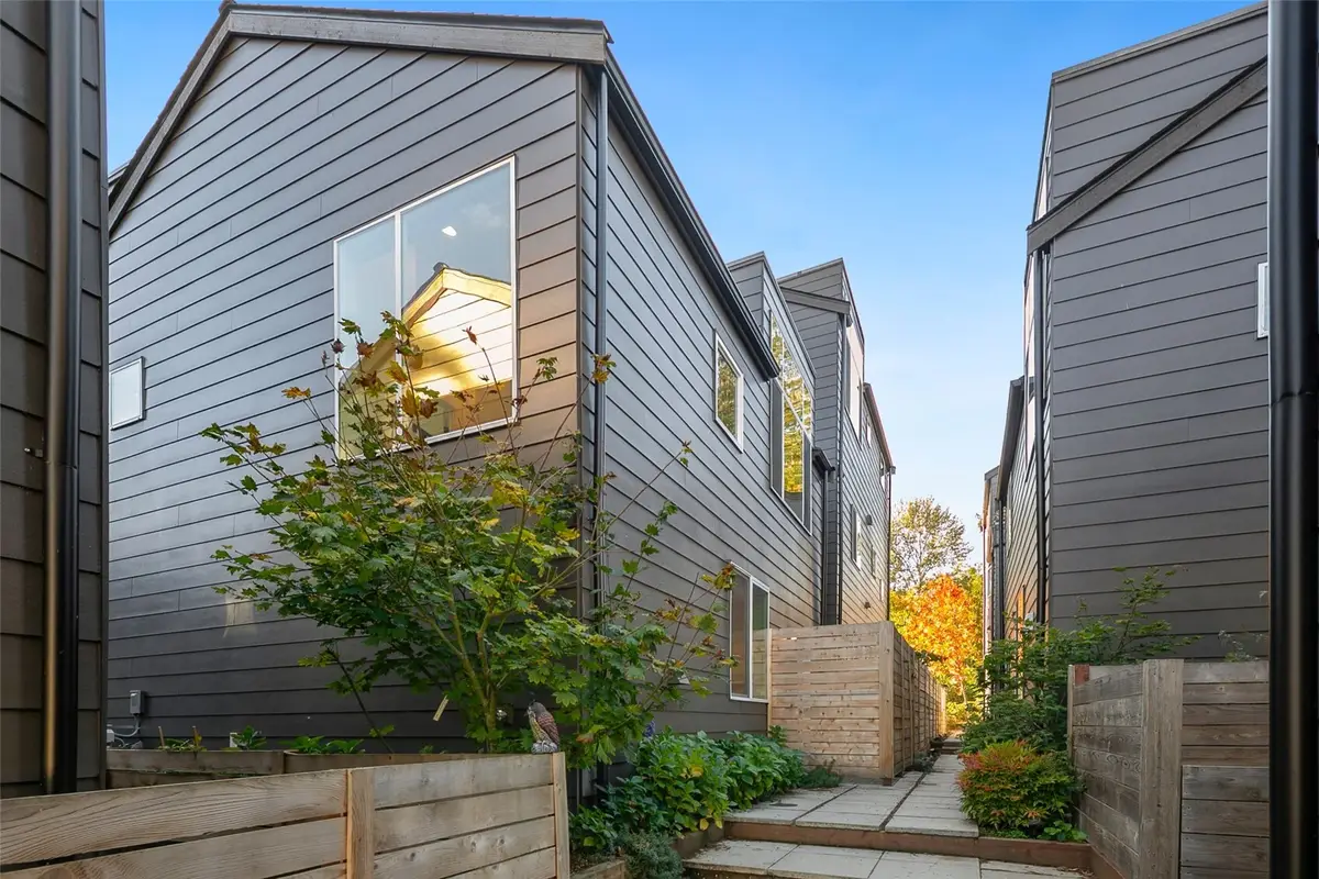 11822 31st Place Ne #B, Seattle, WA 98125 - #1