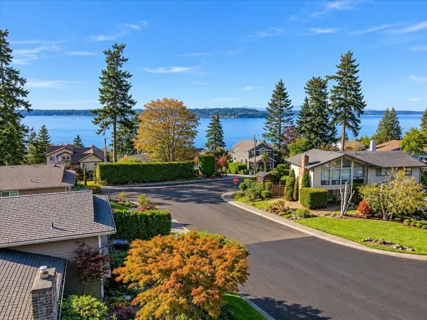 915 S 261st Place, Des Moines, WA 98198