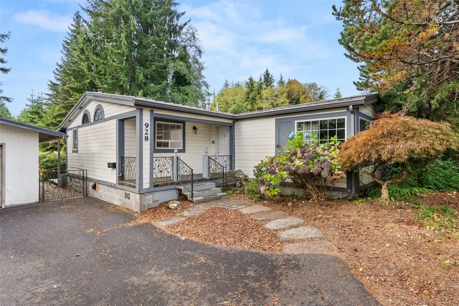 928 Jackson Avenue, Raymond, WA 98577 - #3