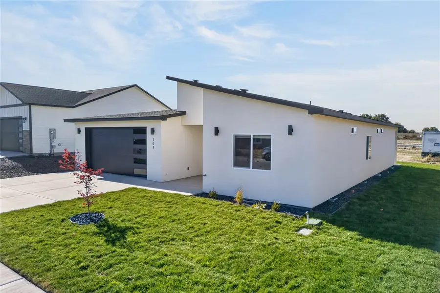 305 Hogan Street, Sunnyside, WA 98944 - #3