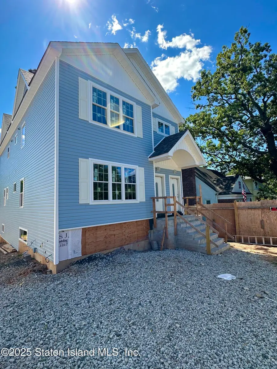 556 Drumgoole Road E, Staten Island, NY 10312 - Image #3