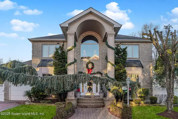 16 Carolyn Court, Staten Island, NY 10309