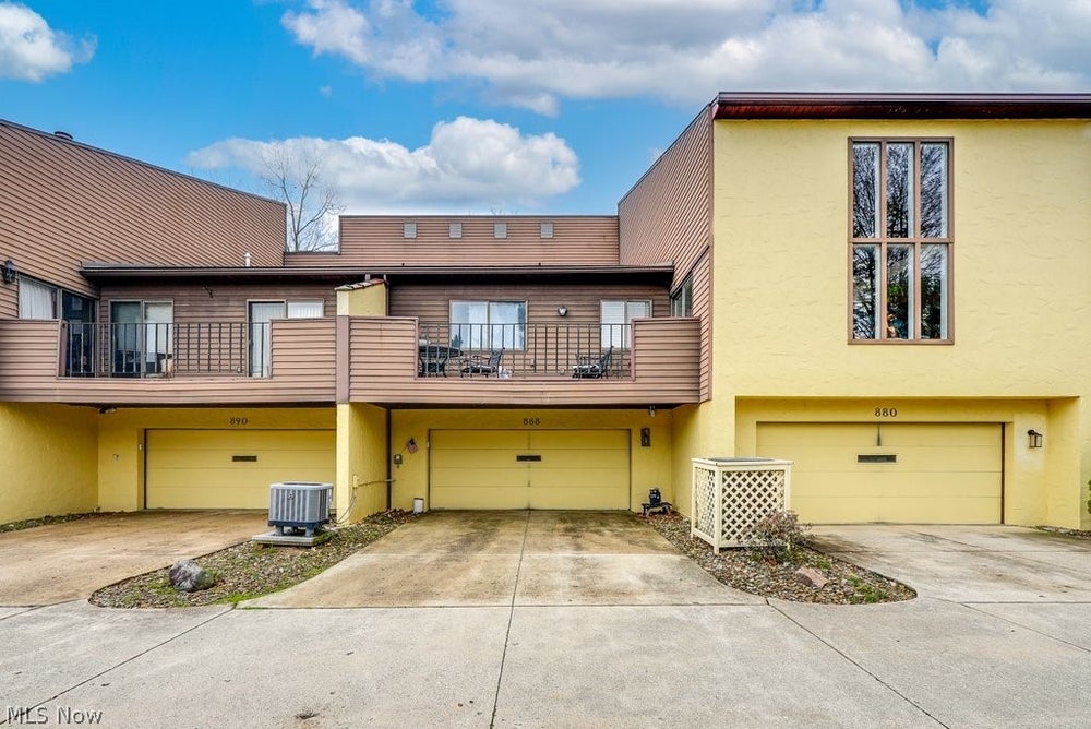 888 Hampton Ridge Drive, Akron, OH 44313 BHGRE