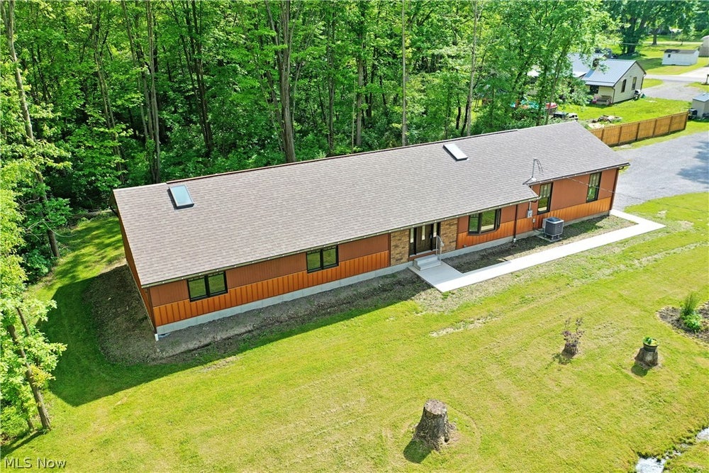 17753 Davis Road, Lake Milton, OH 44429 BHGRE