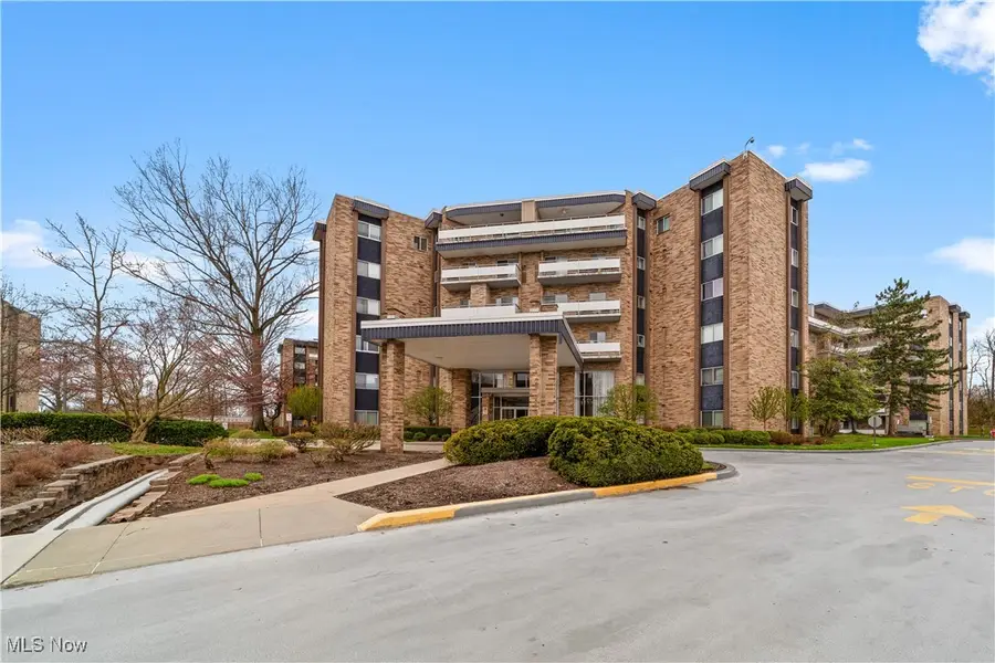 2112 Acacia Park Drive #524, Lyndhurst, OH 44124 - Image #2