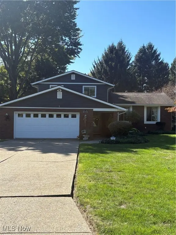 500 Heatherwood Sw Street, North Canton, OH 44720