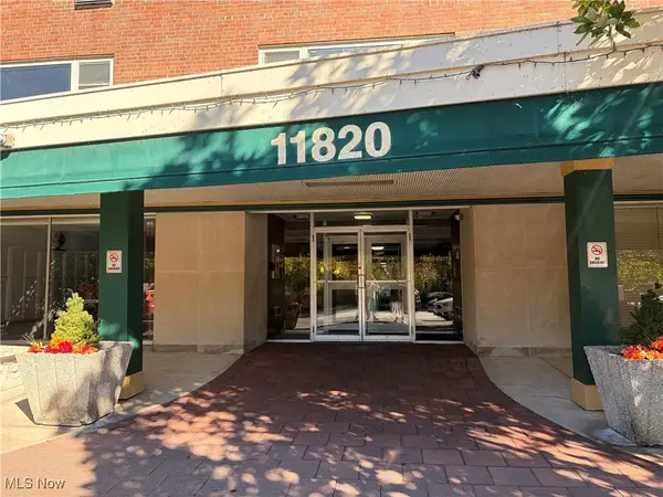 11820 Edgewater Drive #421, Lakewood, OH 44107