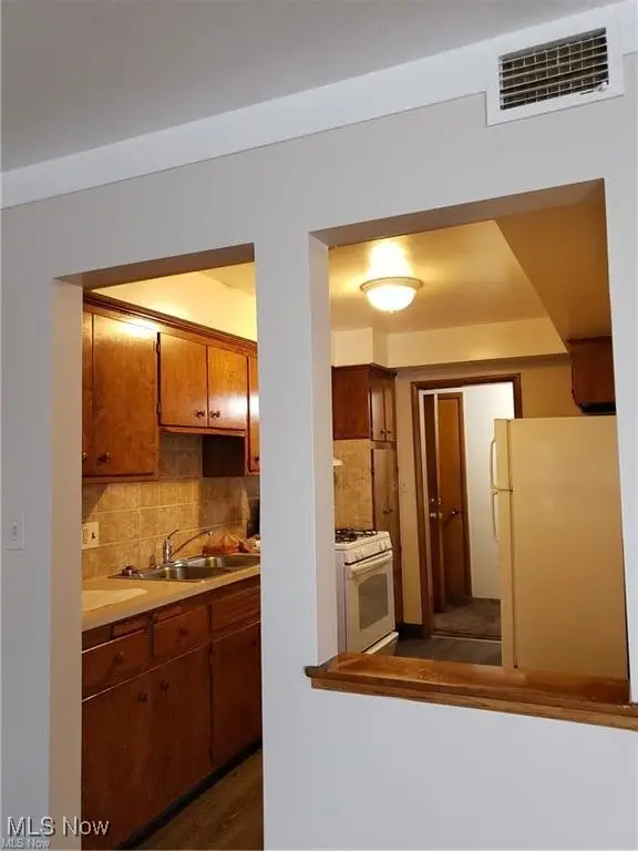 877 Woodview Road #101, Cleveland Heights, OH 44121 - Image #3