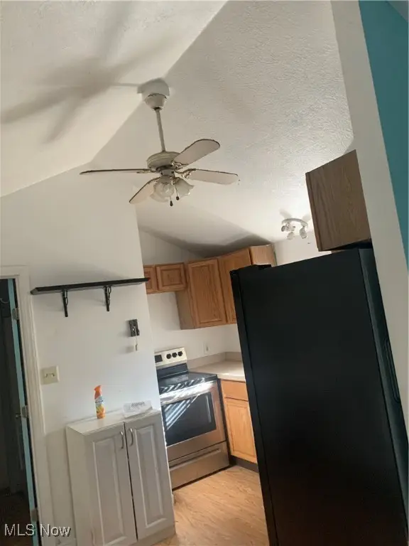 390 E Paige Avenue, Barberton, OH 44203 - Image #2