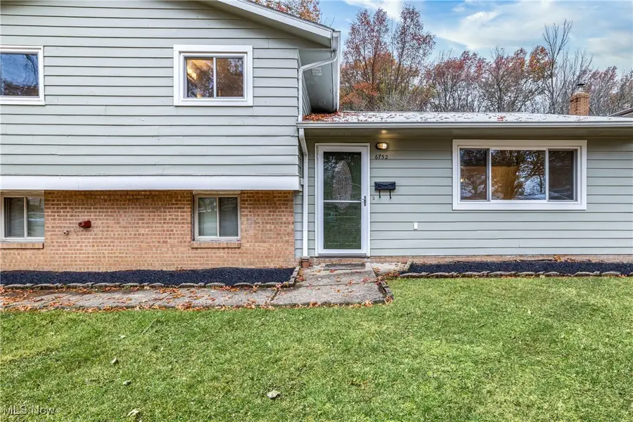 6752 Cypress Drive, North Olmsted, OH 44070 - Image #2