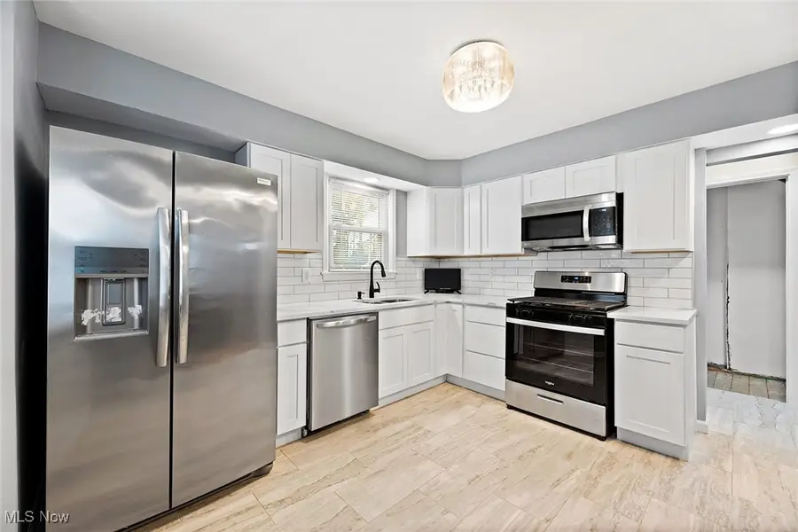 385 Hilliard Road, Elyria, OH 44035 - Image #2