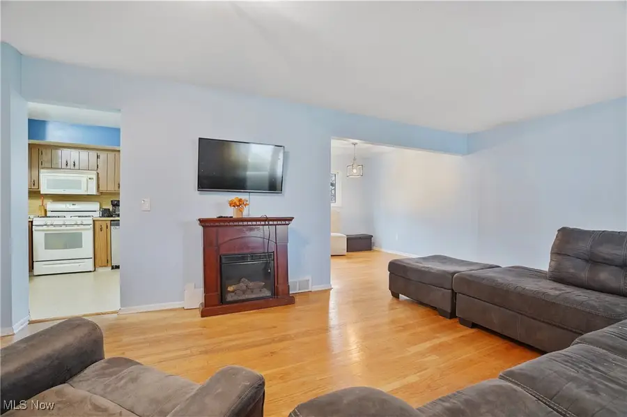 4901 Woodbury Hills Drive, Parma, OH 44134 - Image #3