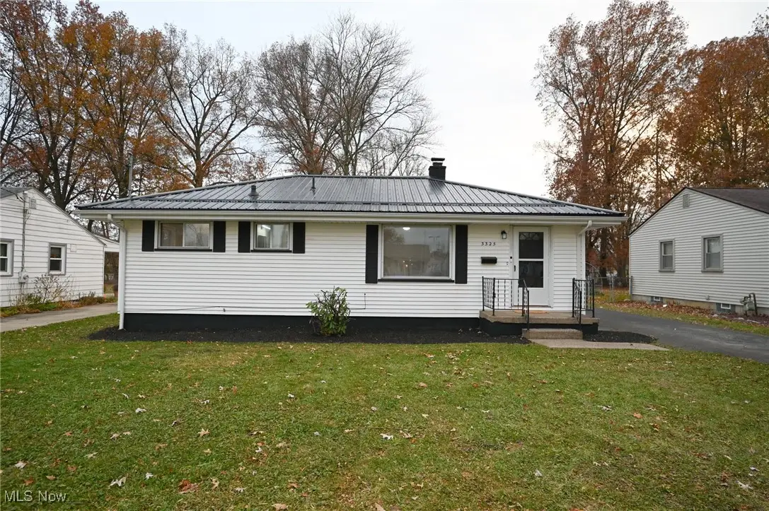 3325 Sunnybrooke Drive, Youngstown, OH 44511 - Image #1