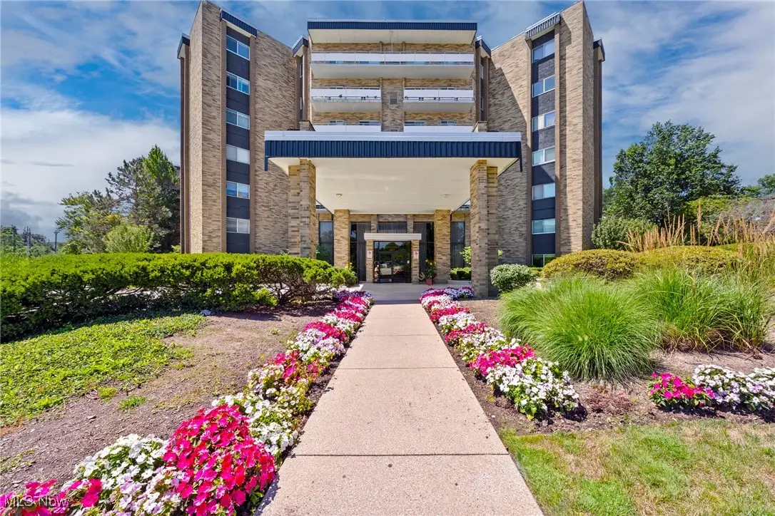 2202 Acacia Park Drive #2208, Lyndhurst, OH 44124 - Image #1