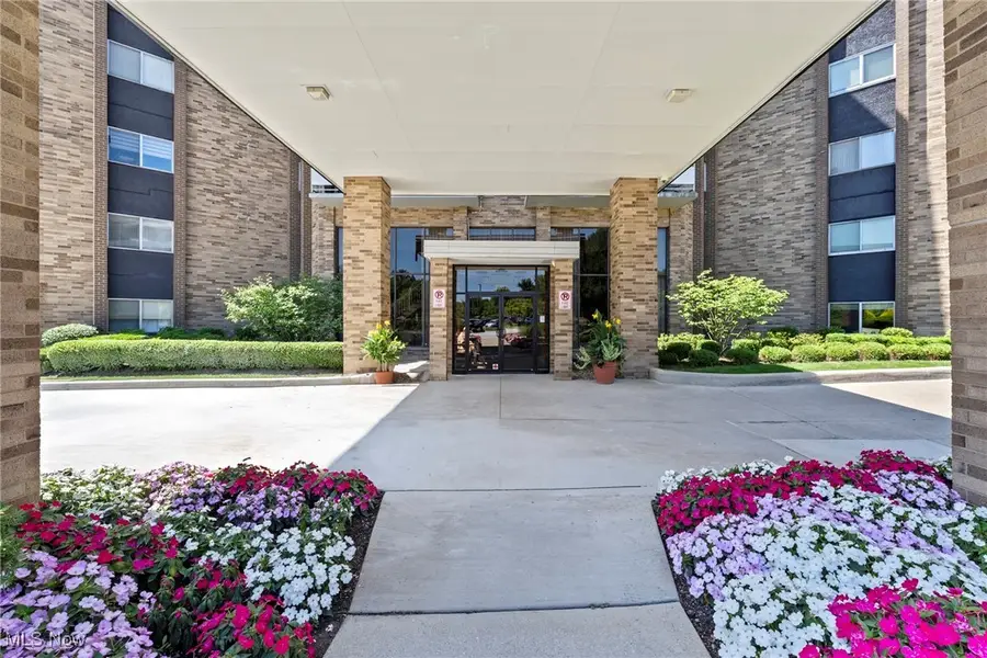 2202 Acacia Park Drive #2208, Lyndhurst, OH 44124 - Image #3