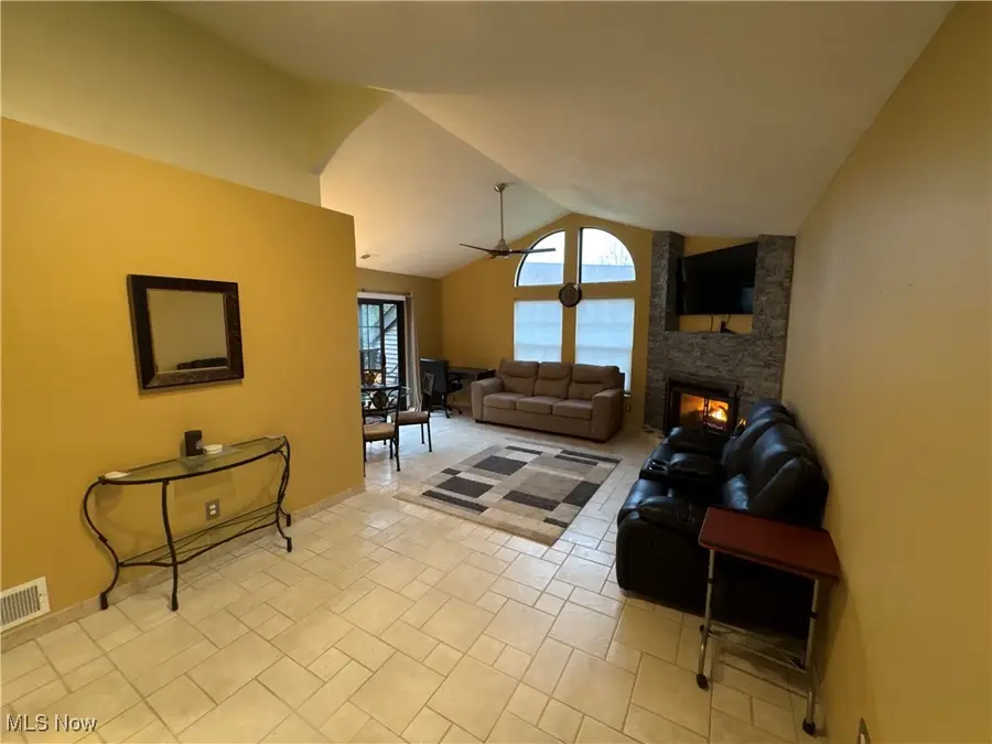 3850 Northwoods Ne Court #6, Warren, OH 44483 - Image #2