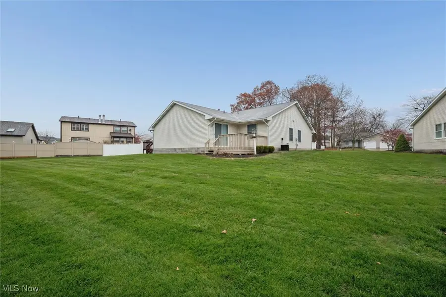 202 W Heatherwood Drive, Barberton, OH 44203 - Image #2
