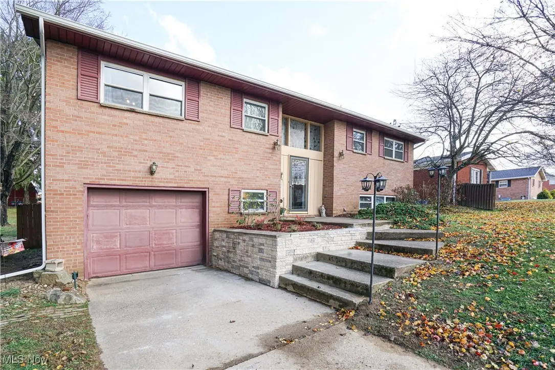 906 Westview Drive, Belpre, OH 45714 - Image #1