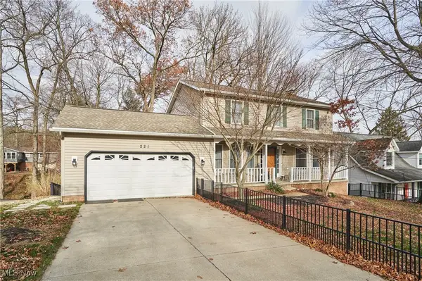 221 Lake Front Dr., Akron, OH 44319