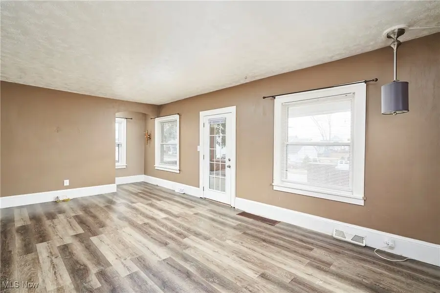 329 Belle Sw Avenue, Hartville, OH 44632 - Image #2