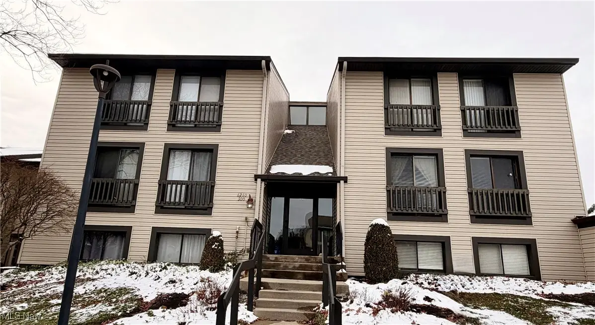 6260 Greenwood #305, Sagamore Hills, OH 44067 - Image #1