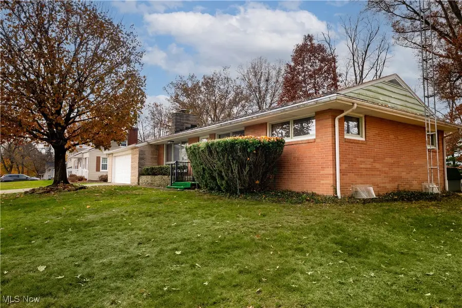 1035 Lois Nw Avenue, North Canton, OH 44720 - Image #2