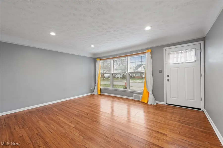 24871 Farringdon Avenue, Euclid, OH 44123 - Image #2