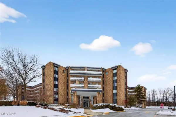 2112 Acacia Park Drive #619, Lyndhurst, OH 44124