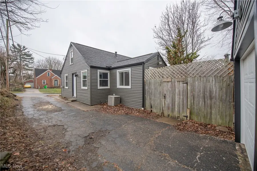 226 Hawthorne Ne Avenue, Massillon, OH 44646 - Image #2