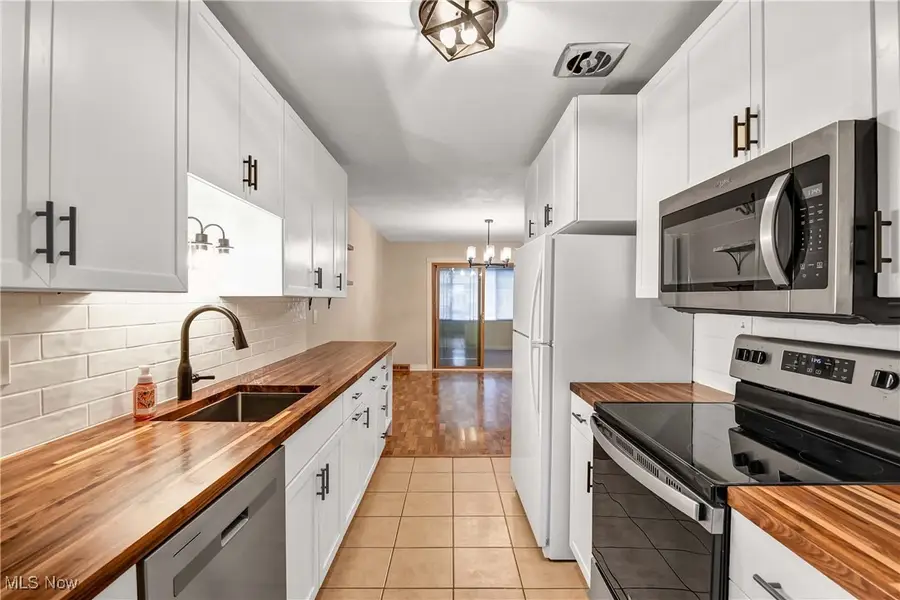 25400 Country Club Boulevard #2, North Olmsted, OH 44070 - Image #3