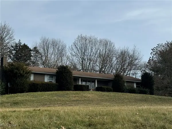 10875 Dolphin Sw Street, Beach City, OH 44608