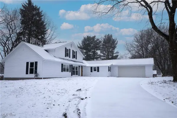 1038 Dell Nw Circle, North Canton, OH 44720