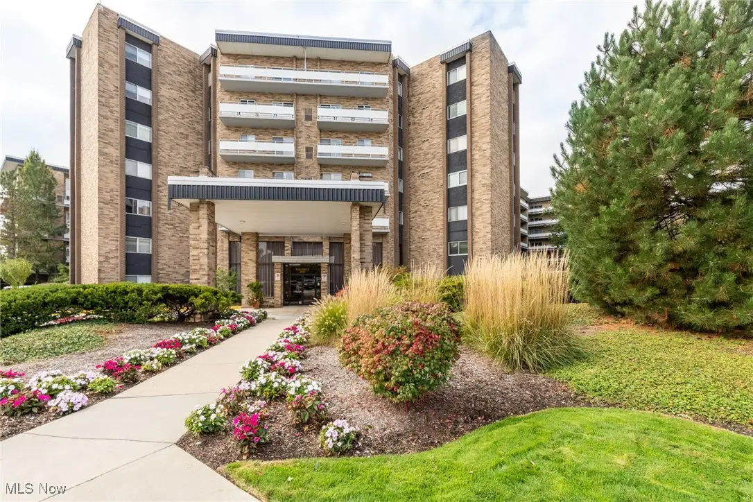 2202 Acacia Park Drive #2412, Lyndhurst, OH 44124 - Image #1