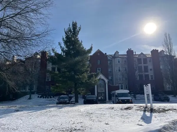 180 Fox Hollow #301, Mayfield Heights, OH 44124