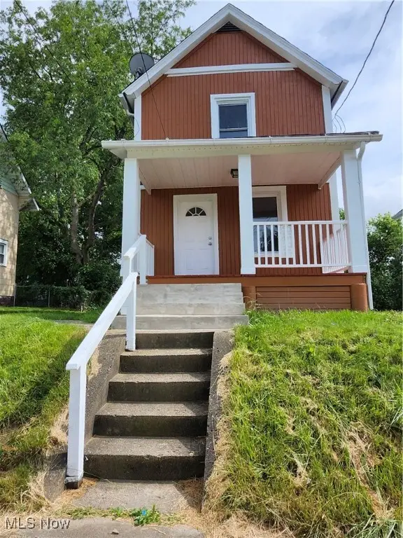 2438 Indiana Ne Way, Canton, OH 44705