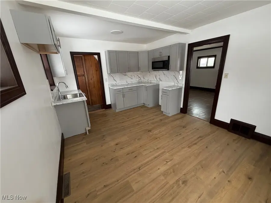 194 E Baird Avenue, Barberton, OH 44203 - Image #2